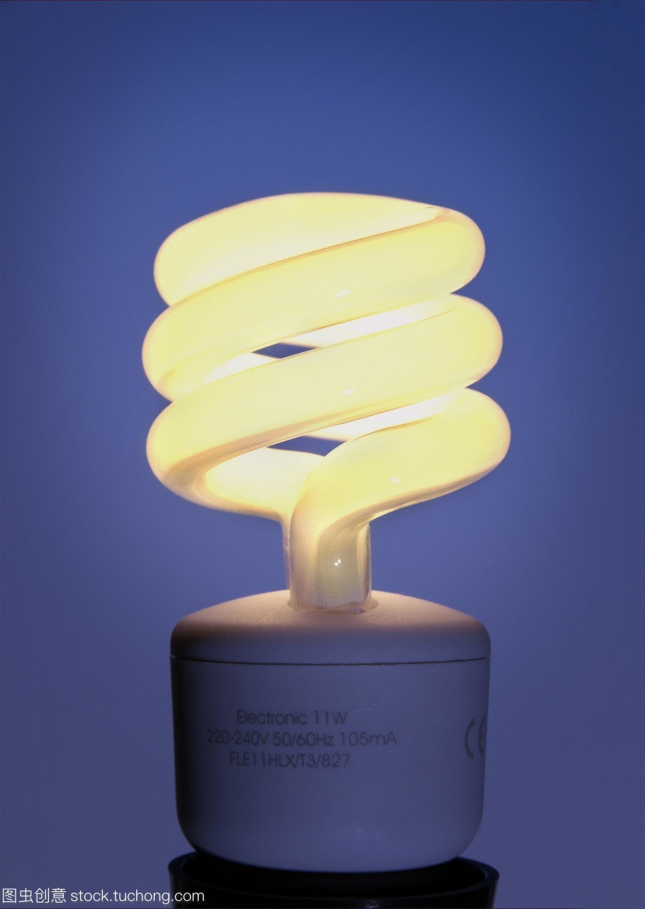 節能燈泡。這種緊湊型熒光燈泡由含有惰性氣體和汞蒸氣的含磷玻璃管組成。當電流通過管道時,汞氣體會被激發,并導致磷發光。普通的燈絲白熾燈只有10%的能量是光,其余的是熱量。緊湊型熒光燈比燈絲產生的熱量要少得多,因此更多的電能轉化為光,提高了效率。